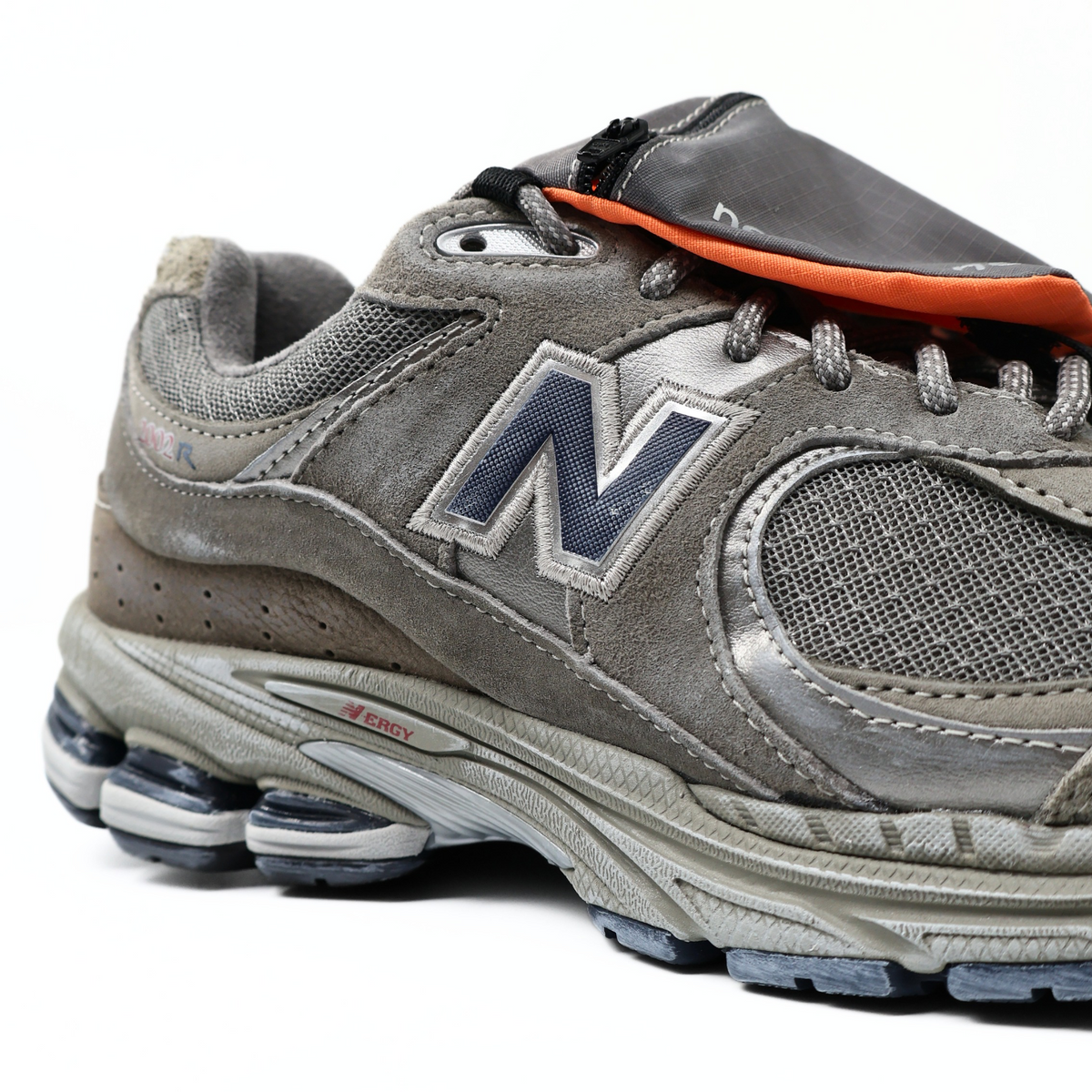 NEW BALANCE 2002R GREY BROWN POUCH