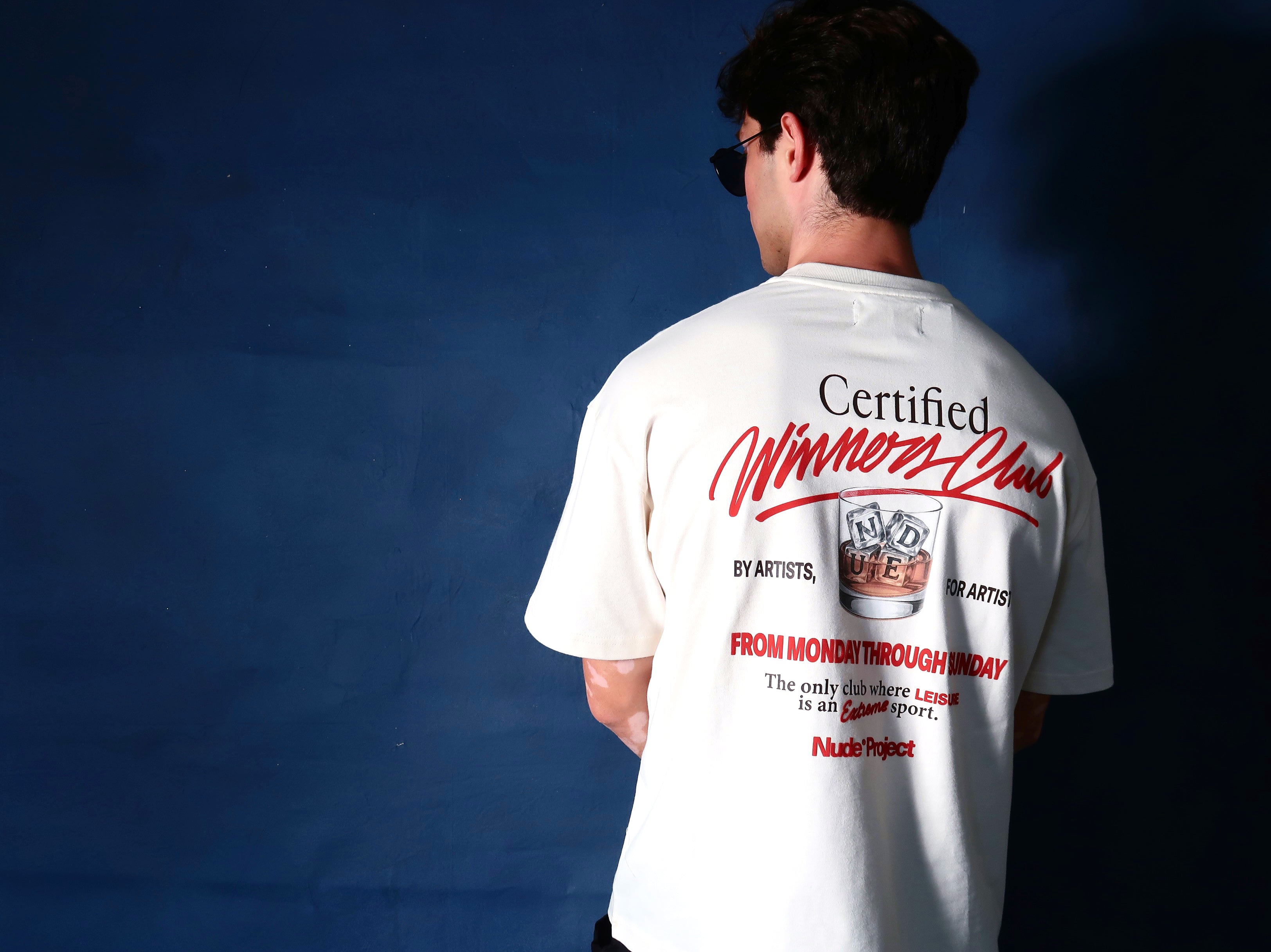 Editorial sobre lienzo azul