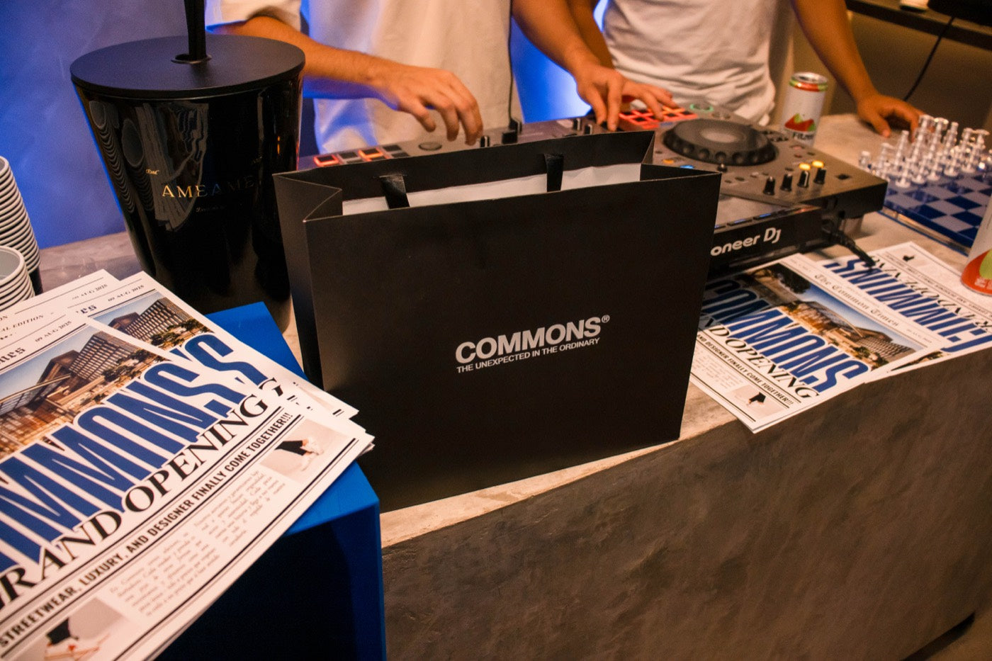 Interior de la tienda Commons